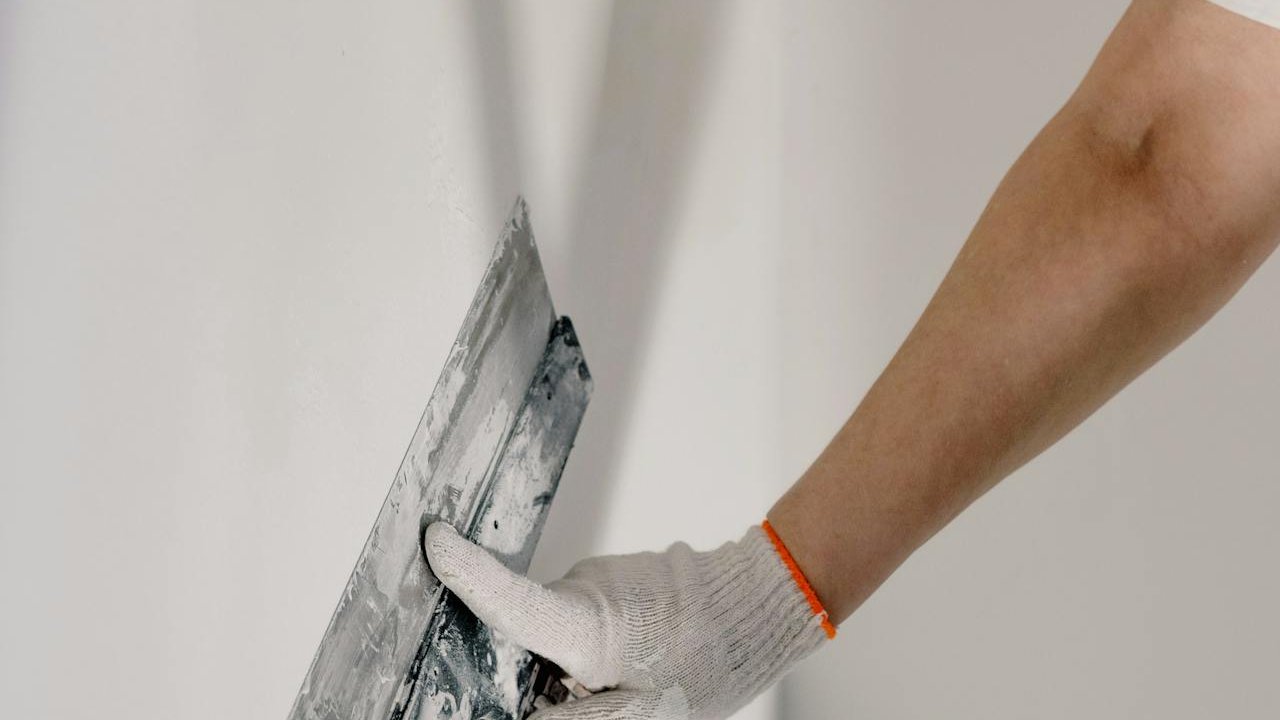 Nouvelle serrure installée sur porte d'entrée