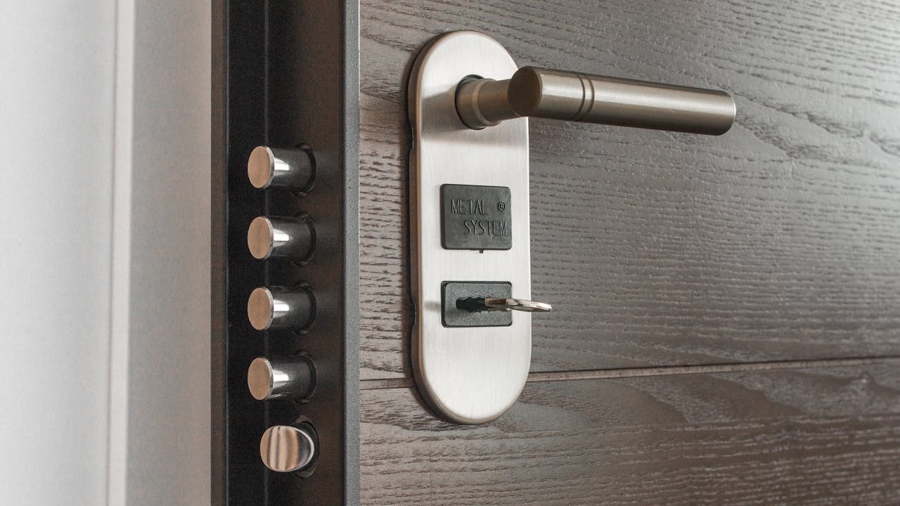 Différents types de serrures de porte : applique, encastrée et haute sécurité